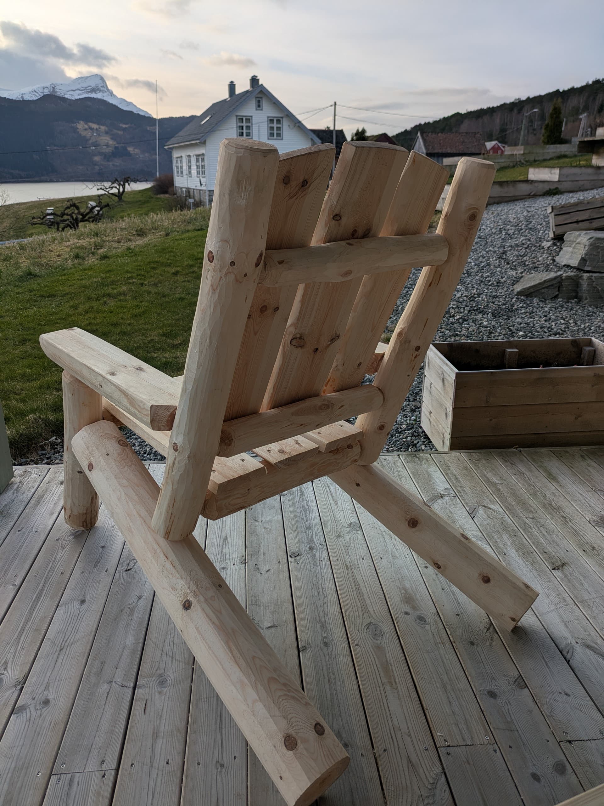 Håndlaget stol i tre